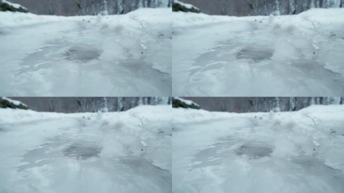 在山路上的鞋印上融化冰，POV，低角度视图。