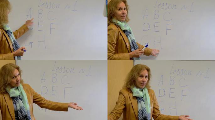老年女教师在黑板上写作，背景是教室