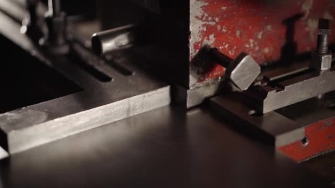 工厂的金属加工。用专用机器制造金属产品。特殊机器上的金属切割。手工铁板