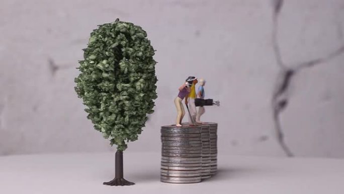 微型高尔夫球手站在一堆硬币和一棵微型树上。