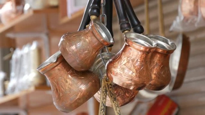 土耳其市场柜台上悬挂着各种用于煮咖啡的铜制土耳其