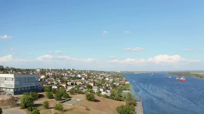 无人机拍摄了沿河岸的邻里社区，货船坐在东欧的锚点上