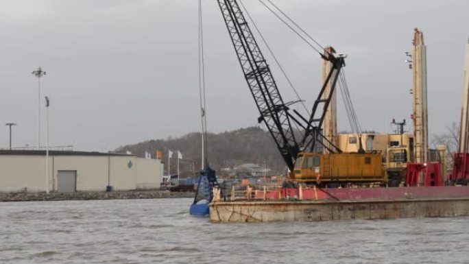 在哥德堡海辛根的Gota Alv进行维护疏浚的工业驳船