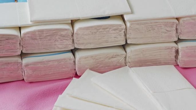 一包纸巾。一次性使用的卫生纸巾。餐巾纸很容易在塑料包中回收。包装中的十个纸巾