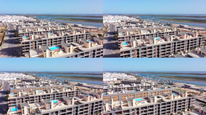 葡萄牙市区的鸟瞰图房屋配有俯瞰大海的现代基础设施游泳池。葡萄牙南部城市奥豪里亚福尔摩沙