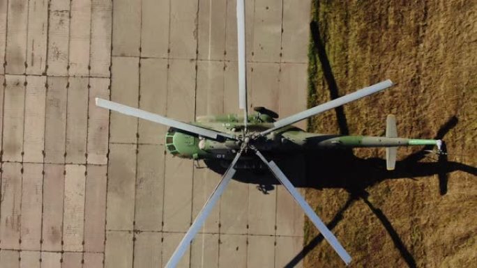 鸟瞰图，军用航空直升机站在机场。军事航空，军事演习。和平时期，直升机停在机场。4 k, ProRes