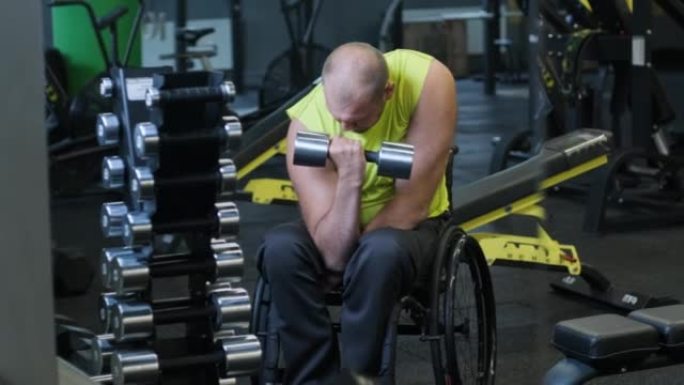 残疾人在康复中心健身房训练