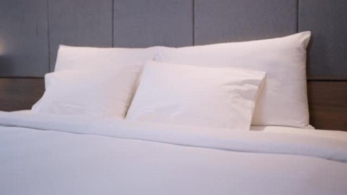 豪华酒店房间干净双人床的慢动作镜头