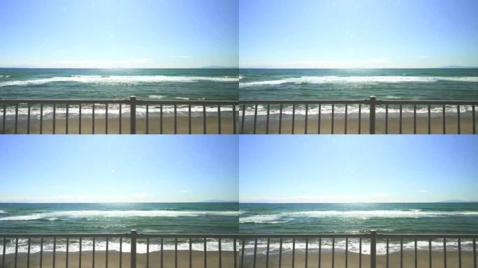 沙滩和栅栏外的海浪