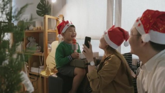 展示新的才华，唱歌给他的祖父母bu用手机视频通话。