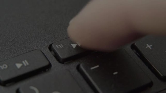 手指按下键盘上的快进按钮