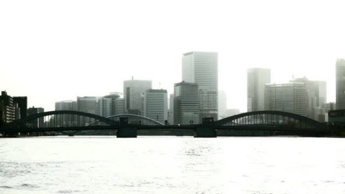 沿隅田川的景色。卡奇多基巴希桥后面的建筑面积