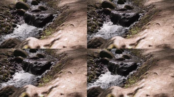 汹涌的水流从山上沿着狭窄的石渠流动。