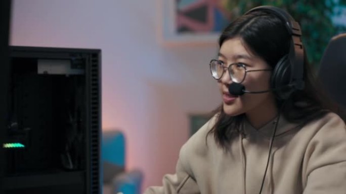 一位专业的女性游戏玩家为在线游戏做准备，戴上耳机，与对手交谈，在游戏中开始一轮比赛，通过眼镜凝视着计