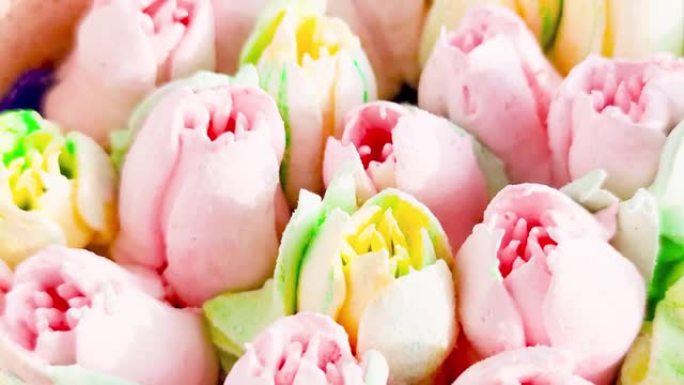 郁金香形式的甜棉花糖。节日甜点。横幅以柔和的花卉风格表示祝贺，壁纸为屏幕保护程序。