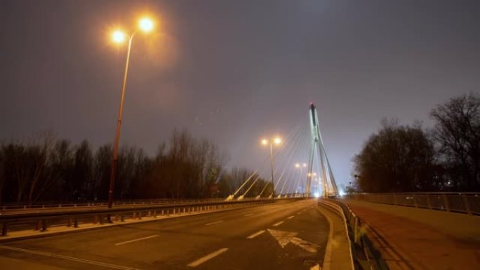 夜间城市桥路的延时交通堵塞，晚上现代大城市的道路堵塞。晚上繁忙的高速公路延时。汽车高峰时间车道，灯光