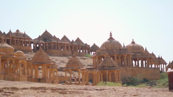 印度拉贾斯坦邦斋沙默尔的由黄色砂岩制成的斋沙默尔巴达巴格的历史统治者皇家纪念碑的特写镜头。巴达巴格的