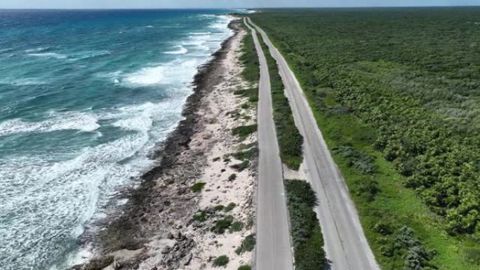 日落时卡门海滩附近科苏梅尔岛道路的鸟瞰图