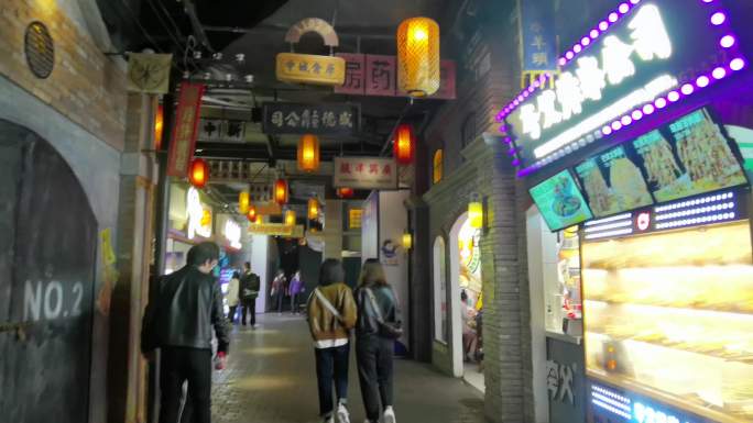 老上海风情街给人一种回到30年代的老上海