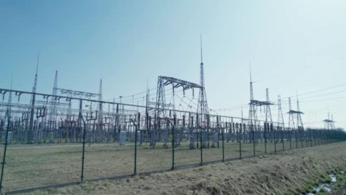 变电站，国家能源安全。由铁丝网包围并由工业摄像机监控的电站。