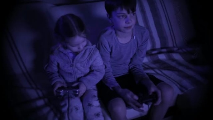 兄妹用摇杆玩电脑游戏