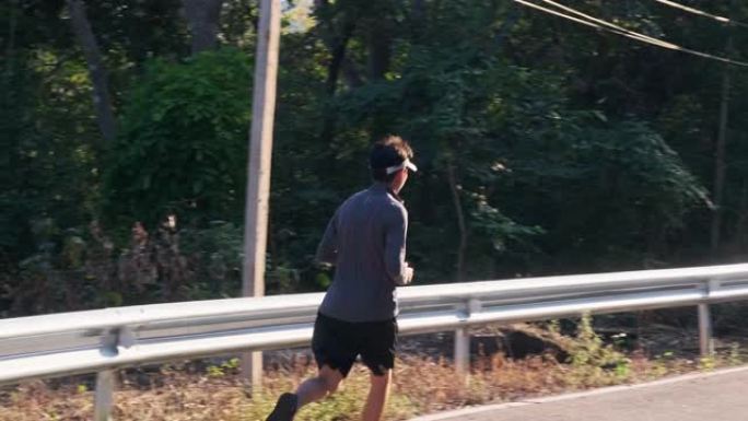 健康的十几岁的男孩在街上跑步锻炼。年轻的男运动员在户外慢跑。健康生活方式理念