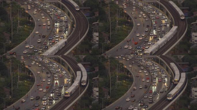 曼谷市中心的高速公路街路鸟瞰图，有汽车通行和火车。泰国。智慧城市金融区。