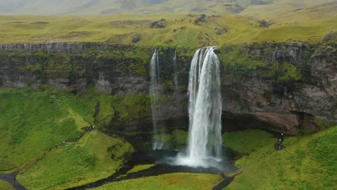 冰岛访问量最大的Selijalandfoss瀑布的空中无人机镜头。