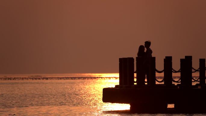 夕阳大海，情侣