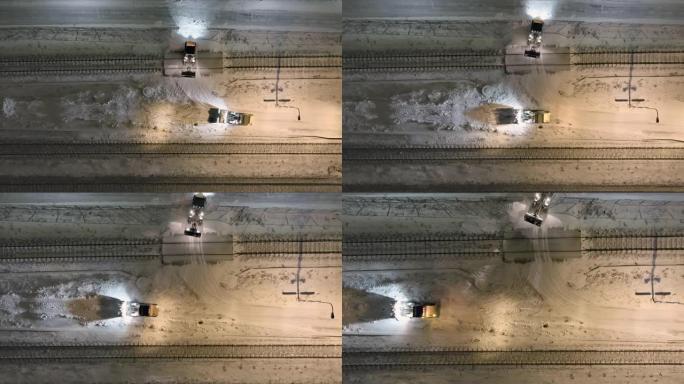 小型拖拉机清除万塔火车轨道上的积雪。