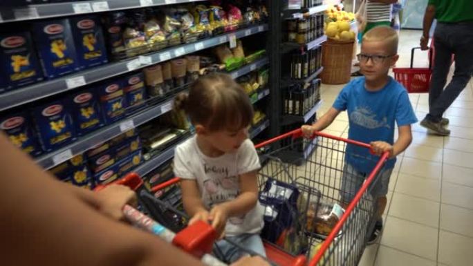 超市里有孩子的女人