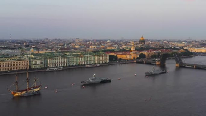 清晨，俄罗斯海军度假前的空中景观，仿古护卫舰波尔塔瓦号和现代巡洋舰，涅瓦河水域，艾萨克大教堂，冬宫