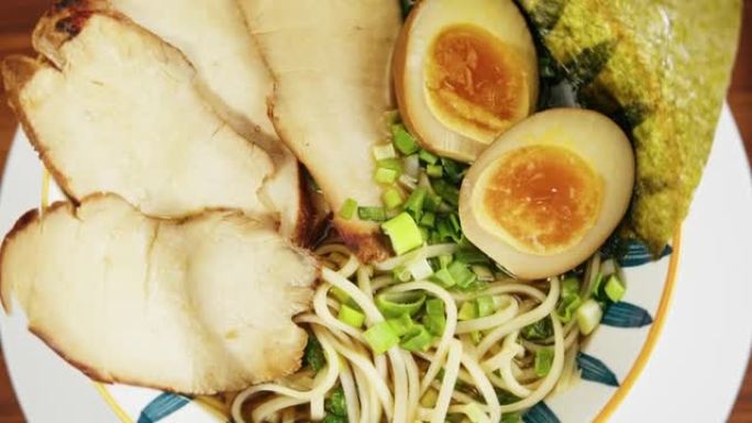 日本拉面亚洲汤面，牛肉或鸡肉，蘑菇和鸡蛋，厨师用传统的韩国中餐烹饪。美味的越南菜特写。