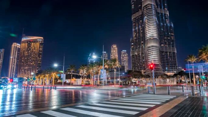 晚上在十字路口的迪拜，哈利法塔摩天大楼的延时。