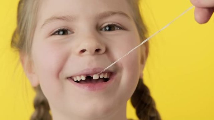 无牙女孩准备用线拔牙。