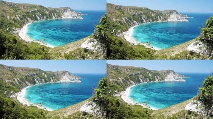 希腊夏季凯法利尼亚岛西海岸美丽的佩塔尼海滩全景