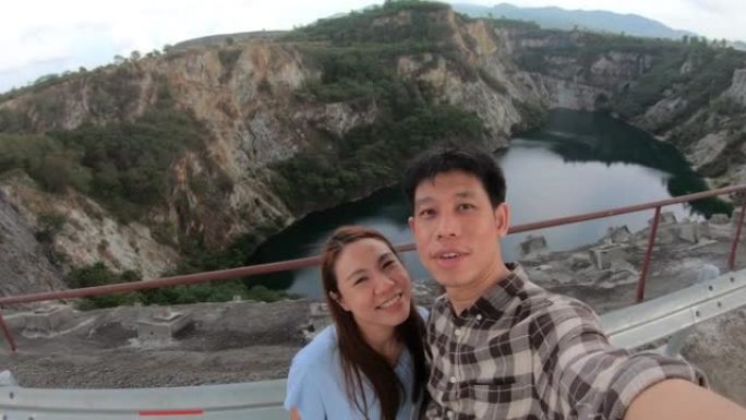 年轻的亚洲旅行者在泰国大峡谷的岩石悬崖上观光