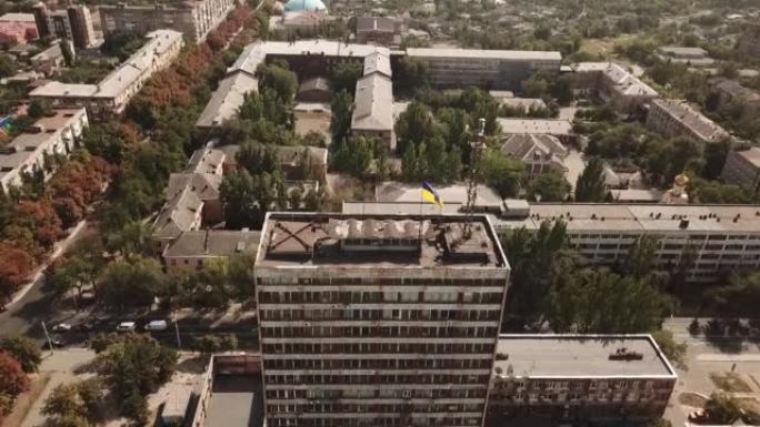 和平的马里乌波尔城市景观。马里乌波尔市中心行政大楼的鸟瞰图，顶部有乌克兰国旗