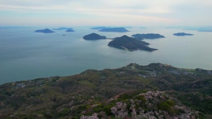 香川县三洋市的盐得山的樱花和濑户内海