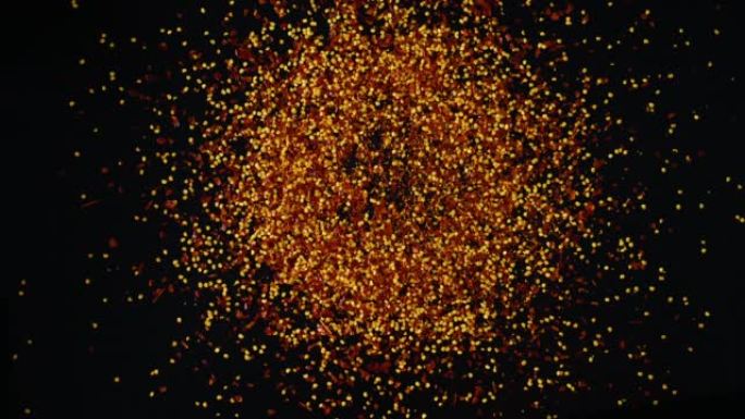 新鲜辣椒堆变成碎红辣椒，宏观顶拍