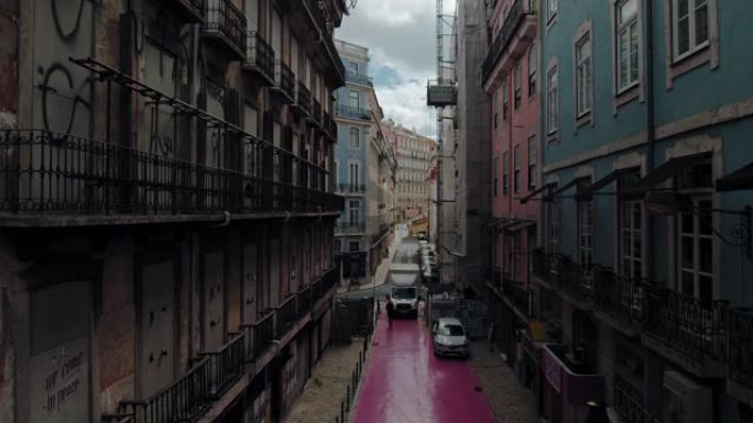 里斯本一条带有彩色房屋的葡萄牙建筑街的电影视图。