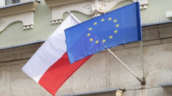 波兰和欧盟的旗帜，波兰国旗和UE国旗在一起，物体特写，没有人，慢动作。北约国家联盟保护政治条约符号抽