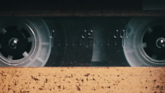 老式黄色录音带在旧录音机的甲板上播放