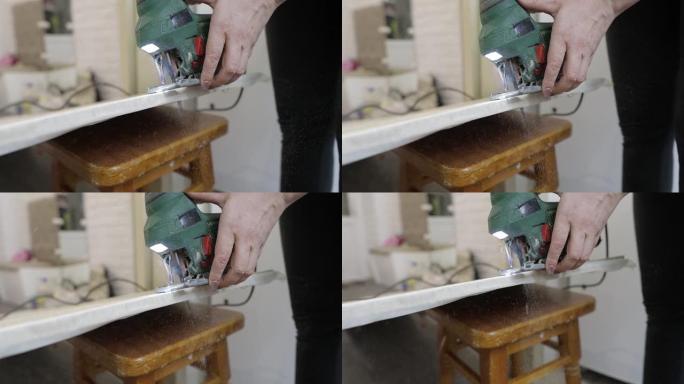 隔离期间，一名妇女在厨房用各种家具板上的工具独立制作了一个碗柜。
