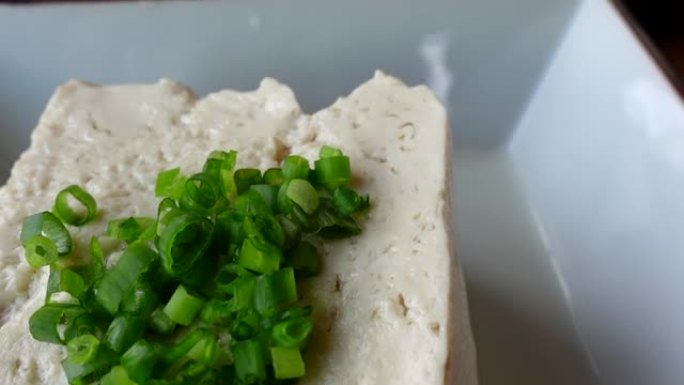 自制软豆腐日式健康食品与葱和酱油一起食用