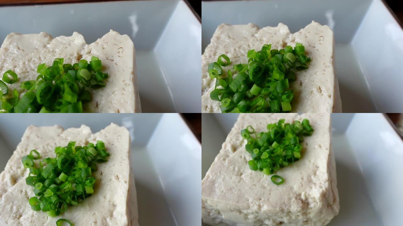 自制软豆腐日式健康食品与葱和酱油一起食用