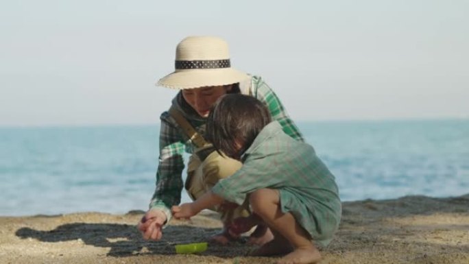 亚洲家庭在海滩上共度时光。