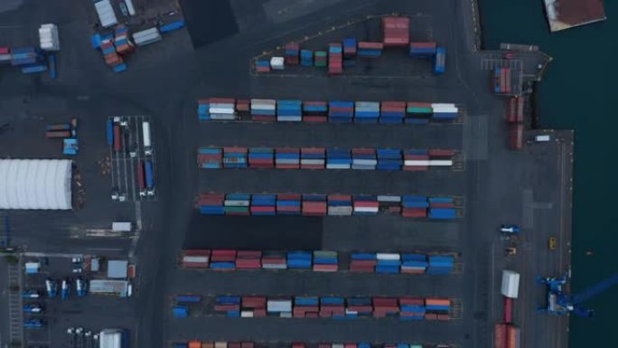 空中鸟瞰港口堆放集装箱的俯视图。排成各种颜色的集装箱，用于海外运输。物流、进出口概念