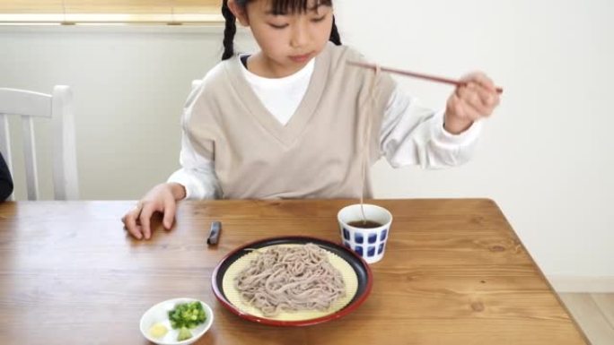 小学女生在家吃自制荞麦面