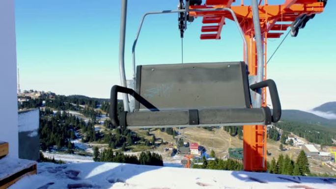 吊船起点上的空滑雪缆车椅